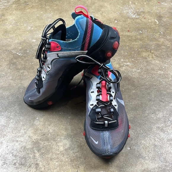 Nike React Element 87 in solar red and blue
Size: 6 - Picture 3 of 12